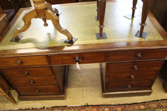 A Victorian mahogany pedestal desk, W.5ft H.2ft 5in. D.3ft